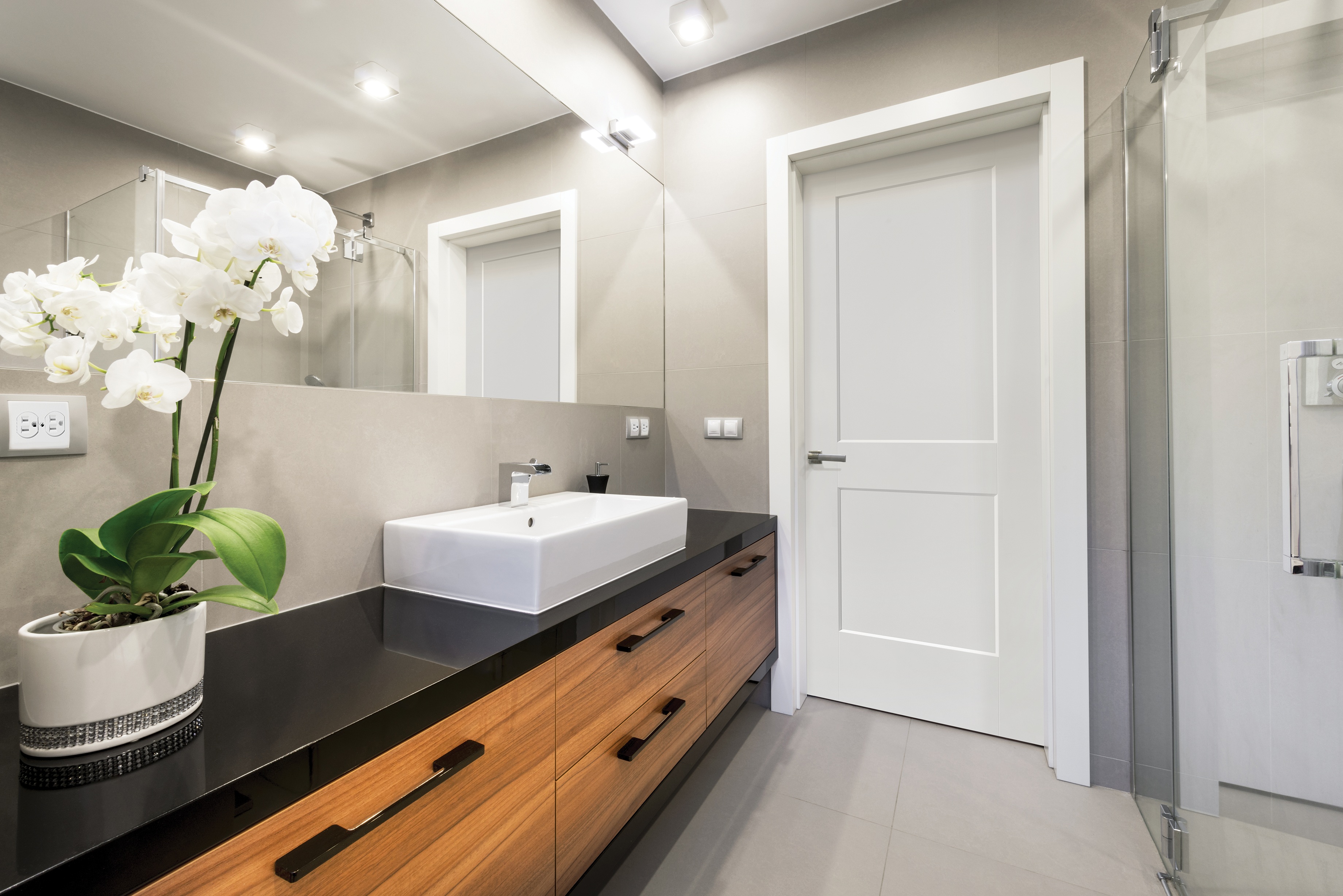 Modern bathroom with white Bainbridge shaker door